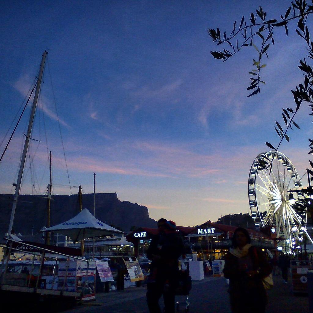 Kwathlano's tweet image. .@derek_hanekom Can't help but #love @TableMountainCa ...esp at #sunset! 🙌🌏💜 #capetown #travel (pic @jamescapetown)