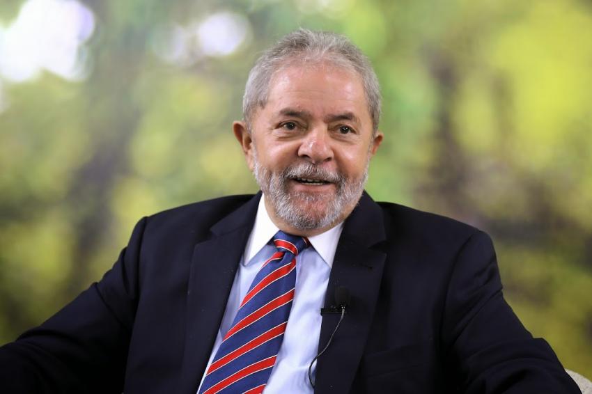 cartacapital's tweet image. Se Lula entrar na disputa, provará sua condição de líder. Por Mino Carta bit.ly/1PtyaZk