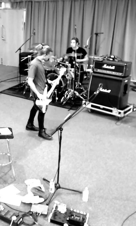 LUKE ON THE DRUMS AND ASHTON ON THE BASS IM SCREAMING #5ONTHEWALL youtu.be/O_6DN7ethwQ