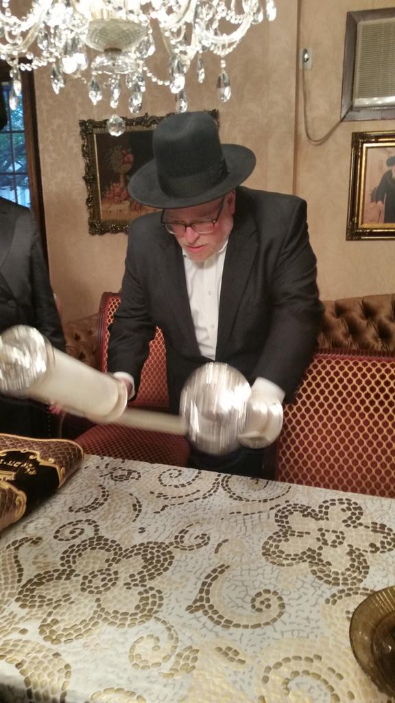 JewishSeaGate's tweet photo. Gingy during Hagbah http://t.co/UKs4QWLnsq