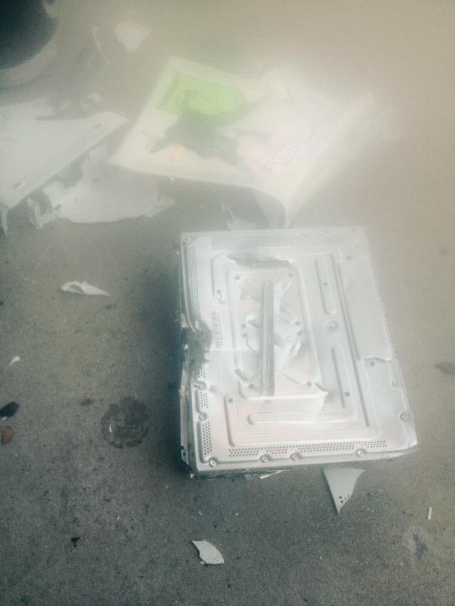Kerzkid's tweet photo. What happens when you rage I quit Xbox @XboxSupport http://t.co/V4rgvdn2jg