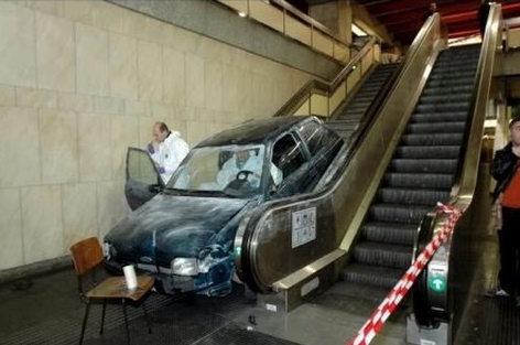 ConductorNovato's tweet photo. —Está todo lleno...

—¡Ahí hay un sitio!

—Mamá, eso son las escaleras mecánicas ahí no se puede aparcar.

—Aparcado. http://t.co/gaW3CIcYw6