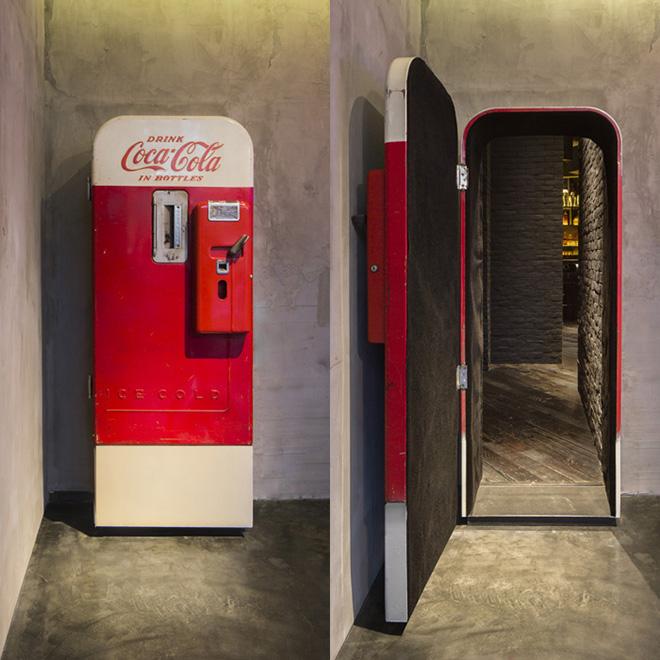 TheMindBlowing's tweet photo. A bar hidden behind an old Coca-Cola machine in Shanghai http://t.co/pUAN6ENRuD