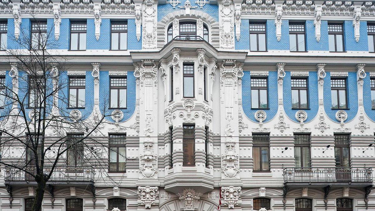 Living in places with 24 hours of daylight or 24 hours of darkness: bbc.in/1Cts4jv