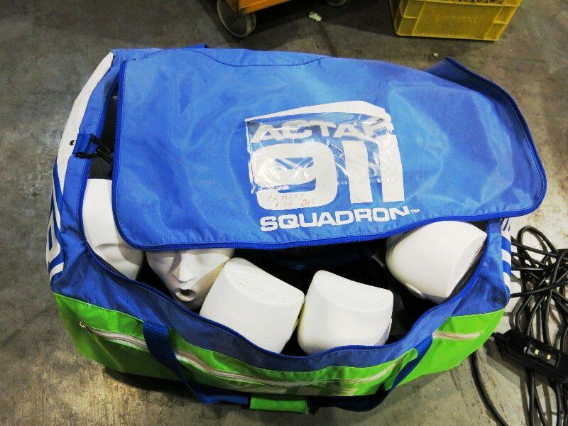 ActarsRUs's tweet photo. "Sir what's in the bag""Nothing officer just my family"#immigrationlawsthesedays #suitcaseboy #stillbetterthaneconomy http://t.co/Up5xyMRGX8