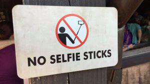 el_pais's tweet photo. Disneylandia se suma a la prohibición de selfie sticks http://t.co/59yDJVHOUP Por motivos de seguridad http://t.co/9Gy1dFNuUD