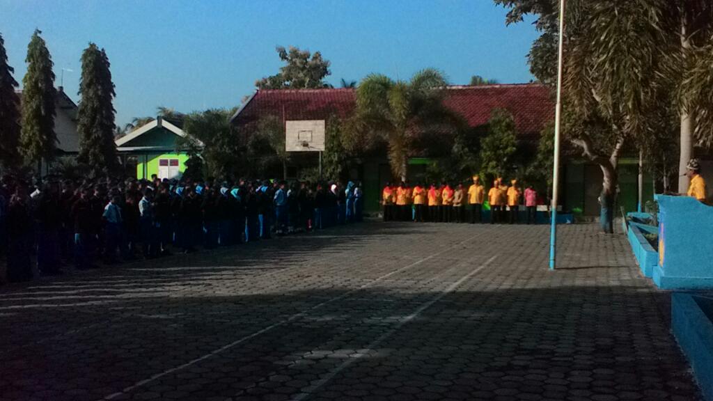 smpndubang's tweet photo. Upacara  HARKITNAS 2015...Dengan kerja keras mewujudkan Indonesia yang maju sejahtera http://t.co/JdWGTTnUhg