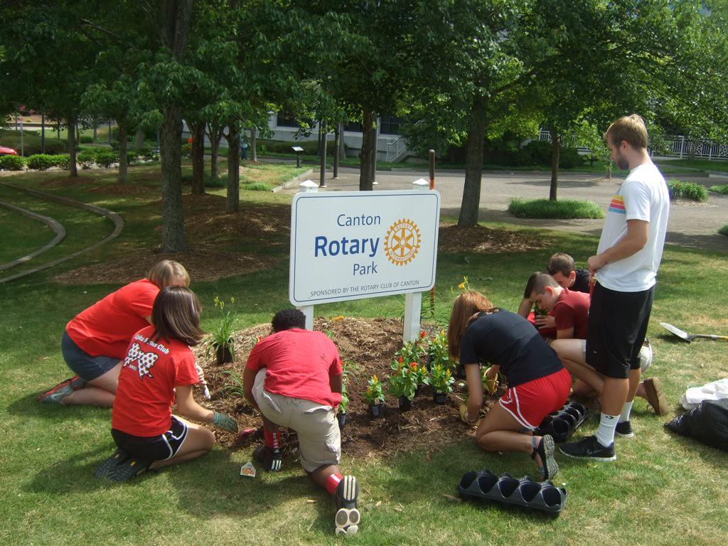 CHS_Warriors's tweet photo. ALPHA/GAMMA working this past weekend on some COMMUNITY SERVICE!! You guys make us PROUD! #onenation http://t.co/4o7mLwsV0L