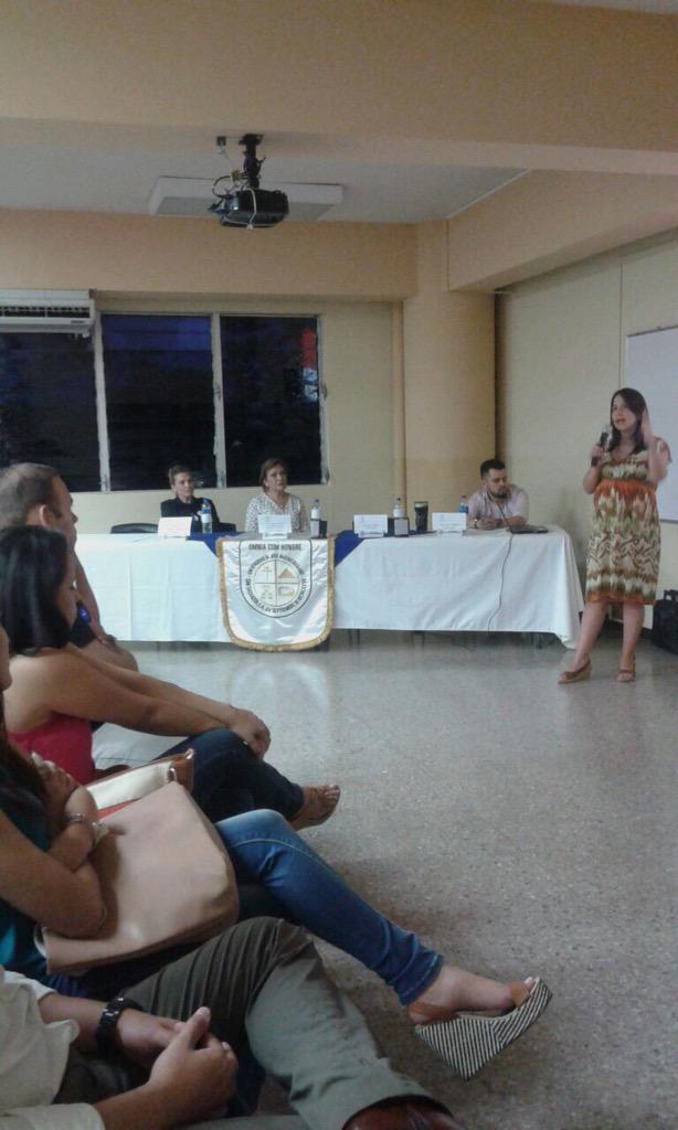 UJMD_sv's tweet photo. Charla de Marketing Digital impartida por lic. Venus Magaña gerente de mercadeo regional, Cinemark #MakingMarketing http://t.co/YLRzK56z4W