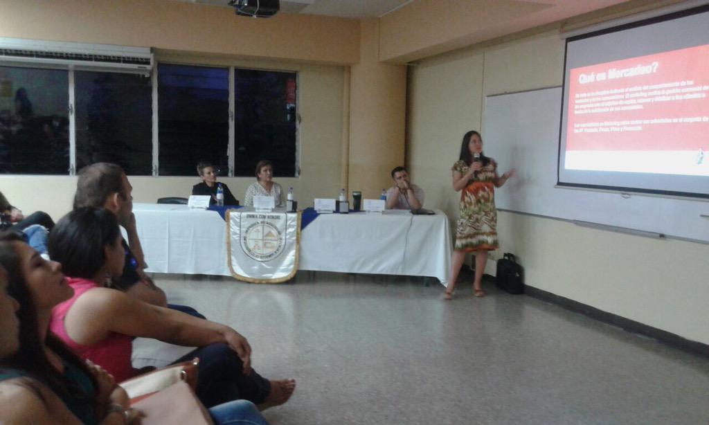 UJMD_sv's tweet photo. Charla de Marketing Digital impartida por lic. Venus Magaña gerente de mercadeo regional, Cinemark #MakingMarketing http://t.co/YLRzK56z4W