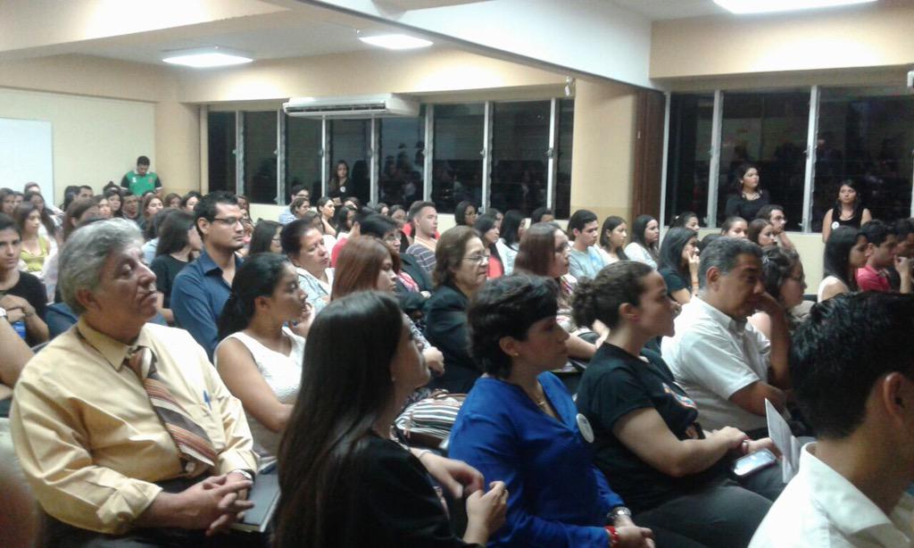 UJMD_sv's tweet photo. Charla de Marketing Digital impartida por lic. Venus Magaña gerente de mercadeo regional, Cinemark #MakingMarketing http://t.co/YLRzK56z4W