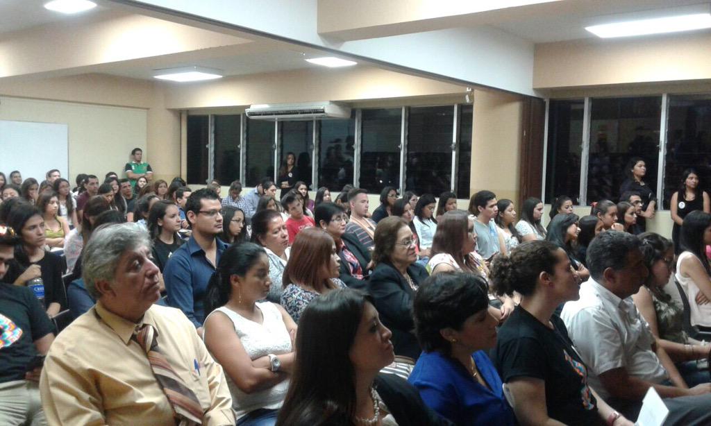 UJMD_sv's tweet photo. Charla de Marketing Digital impartida por lic. Venus Magaña gerente de mercadeo regional, Cinemark #MakingMarketing http://t.co/YLRzK56z4W