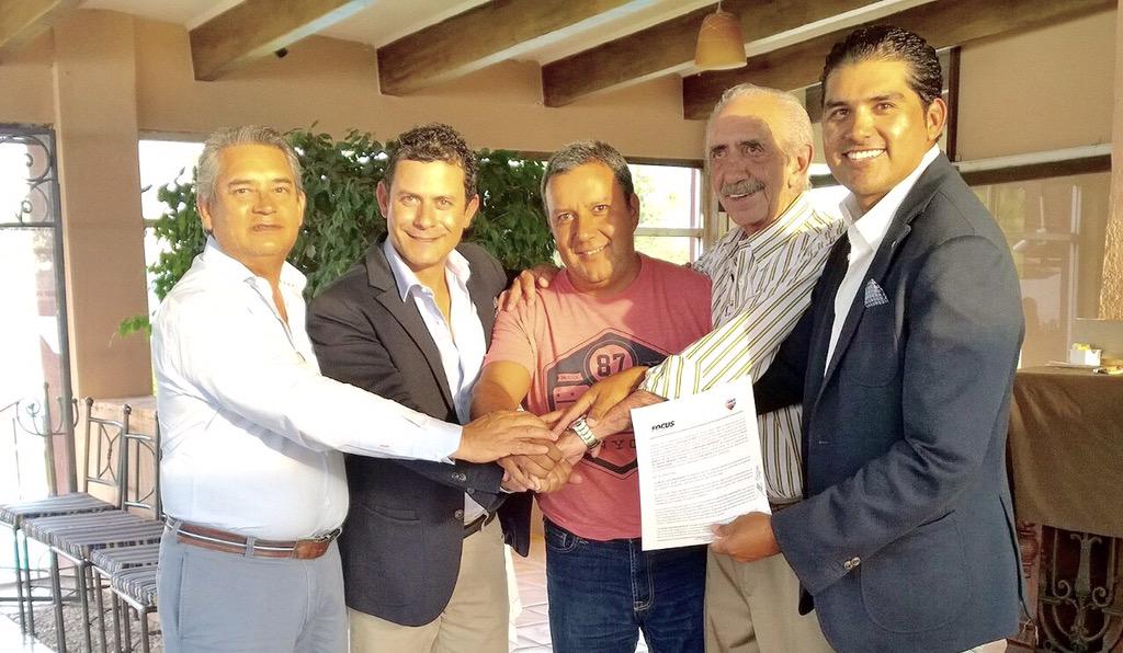Golf_Latino's tweet photo. Firma de Convenio entre Directivos de FocusSports -Club de Golf Malanquin para la edición 2015 de la Copa Golf Latino http://t.co/EfpCfCa0j0