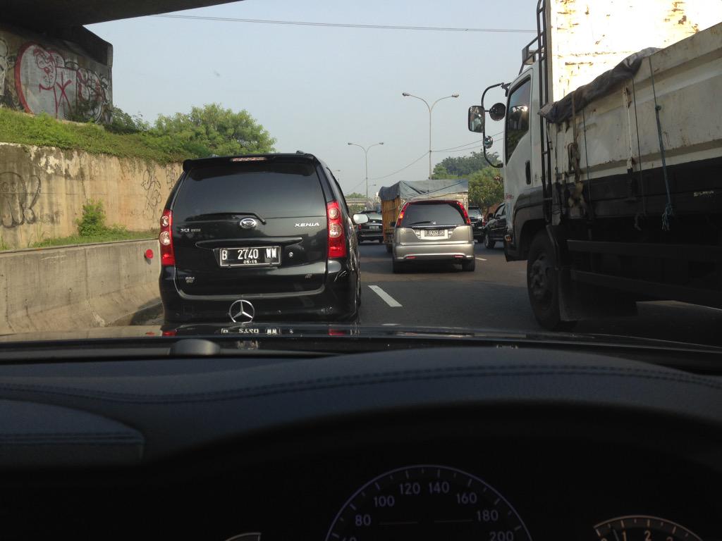 kidthelearner's tweet photo. @TMCPoldaMetro JORR arah pondok indah padat (ini di kp rambutan) http://t.co/Z6GN5Dl96s