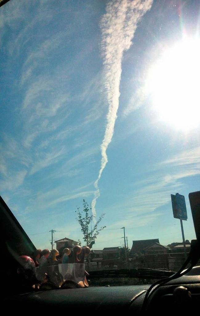 星鳥ゆーにゃん ニュースにもなってたんだけど 見かけて写メ撮ったやつが まさかの地震雲らしく あの阪神淡路大震災の 前日にもこれと同じ様な 地震雲が現れたらしい 撮った場所は姫路市で その雲は山先断層までいってた 近畿地方に住んでる方々気を付けてね