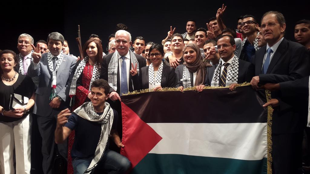 delcyrodriguezv's tweet photo. En Venezuela la juventud palestina No es formada para la guerra, son formados para La Paz, Soldados de batas blancas. http://t.co/ADVC5NsYa7