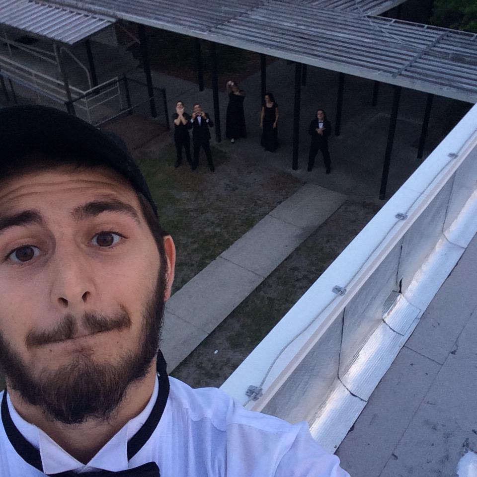 CapitalFleas's tweet photo. When it's you're last day of high school and you're a lot higher than the squad. http://t.co/y922s71FS2