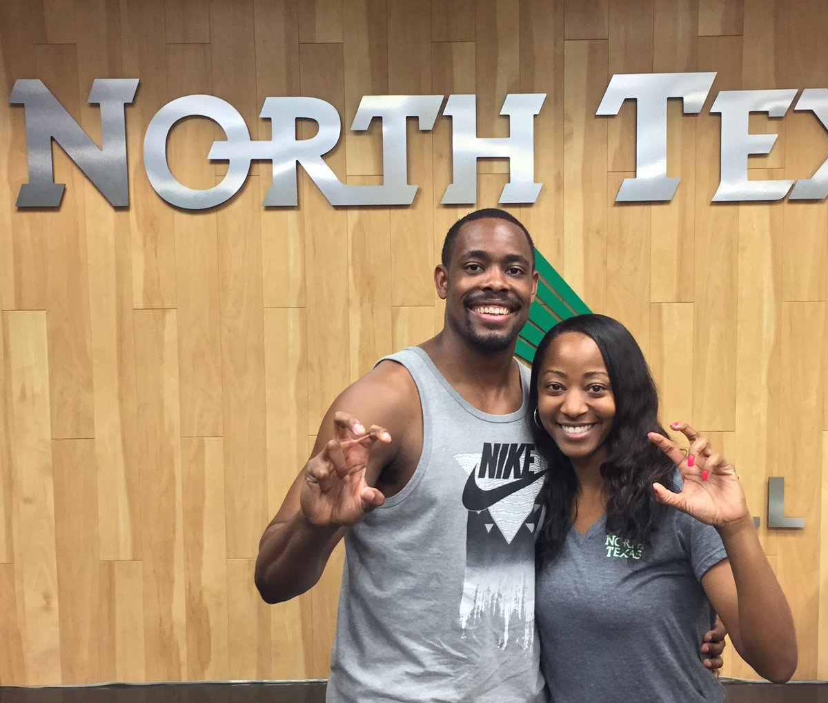MeanGreenWBB's tweet photo. #First44 Day 40: @BigRog_32 Stops By… @NT_CoachJ gets a visit from fellow Duncanville native: http://t.co/DAv7hNHq8W http://t.co/h5brrRlO8V