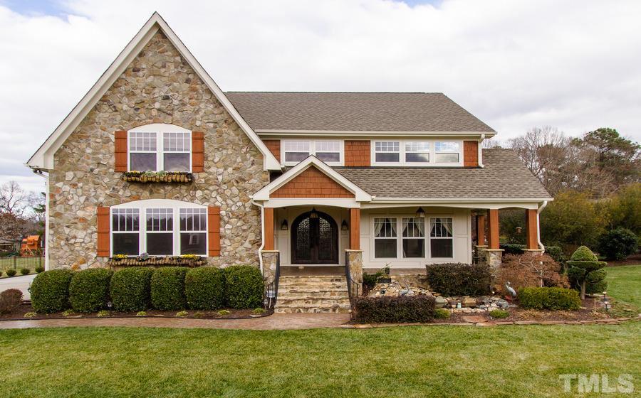 coldwellbanker's tweet image. .@HomeAdvisor shares tips on how to update your curb appeal when trying to sell your home bit.ly/1KAJUCp