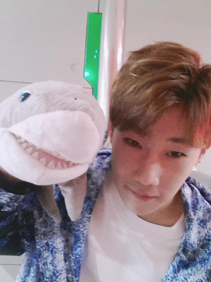 showchampion1's tweet photo. 특명! 김성규의 대기실을 습격(?)하라! 오늘 쇼스의 대기실 인터뷰 상대는 바로 바로 김성규입니다! 따사로운 봄날 같았던 성규와의 인터뷰 현장~ 오늘 저녁 6시에 공개됩니다!! http://t.co/WgQXNY44Ce