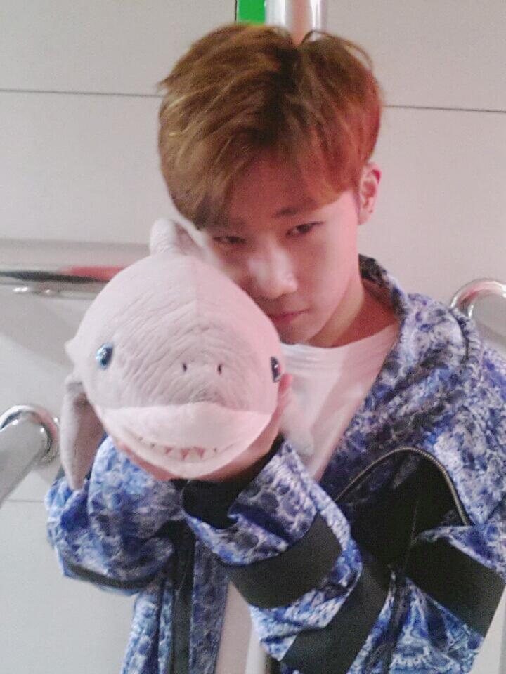 showchampion1's tweet photo. 특명! 김성규의 대기실을 습격(?)하라! 오늘 쇼스의 대기실 인터뷰 상대는 바로 바로 김성규입니다! 따사로운 봄날 같았던 성규와의 인터뷰 현장~ 오늘 저녁 6시에 공개됩니다!! http://t.co/WgQXNY44Ce