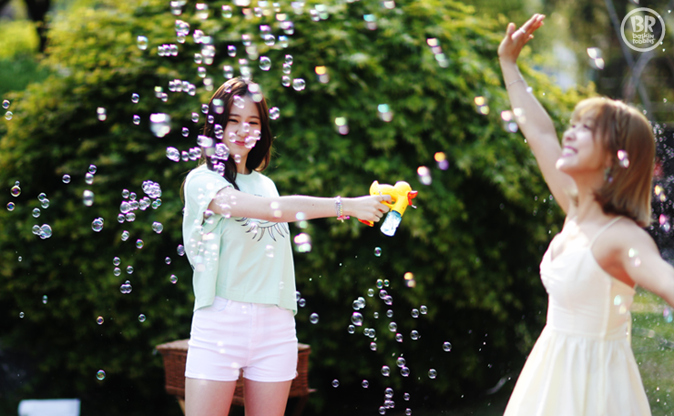 affxtionina's tweet photo. [ENDORSE/BTS] 150520 f(x) sans Sulli - Baskin Robbins 2 http://t.co/ihxXoWZCNb http://t.co/zb9aBuOVhT