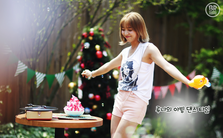 affxtionina's tweet photo. [ENDORSE/BTS] 150520 f(x) sans Sulli - Baskin Robbins 3 http://t.co/ihxXoWZCNb http://t.co/01G0v0pnoP