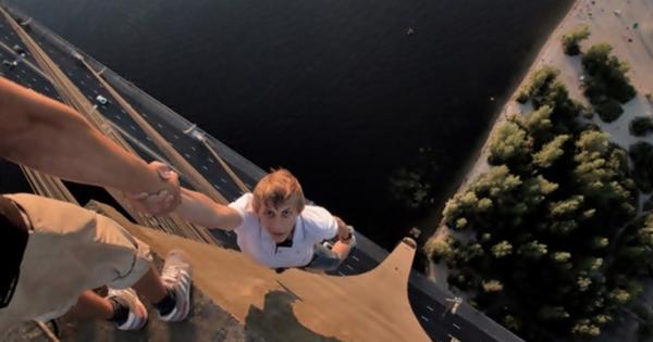HorrificGif's tweet photo. Taking Selfies Before Death, I Don't Know If It's Genius Or Stupidity http://t.co/8qNvopsmPd