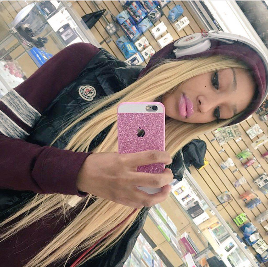ellabandss_'s tweet photo. Earlier.. out shopping 💸💸 http://t.co/XchNTDZecK