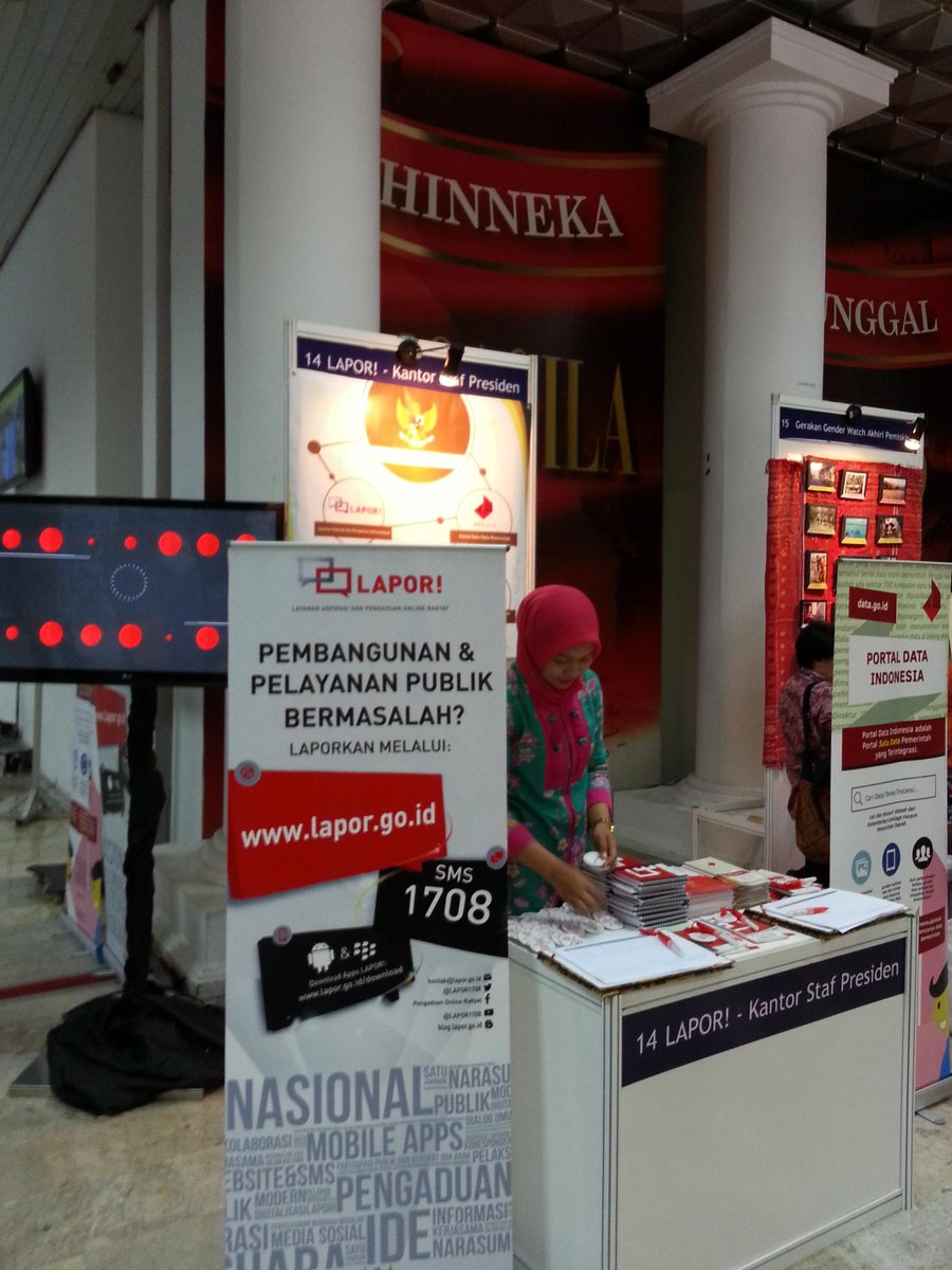 LAPOR1708's tweet photo. Ini dia booth @LAPOR1708 dan @PortalDataID di Konferensi Nasional MAMPU 20-21 Mei 2015 di Gedung DPR/MPR. http://t.co/asUir5vYxy