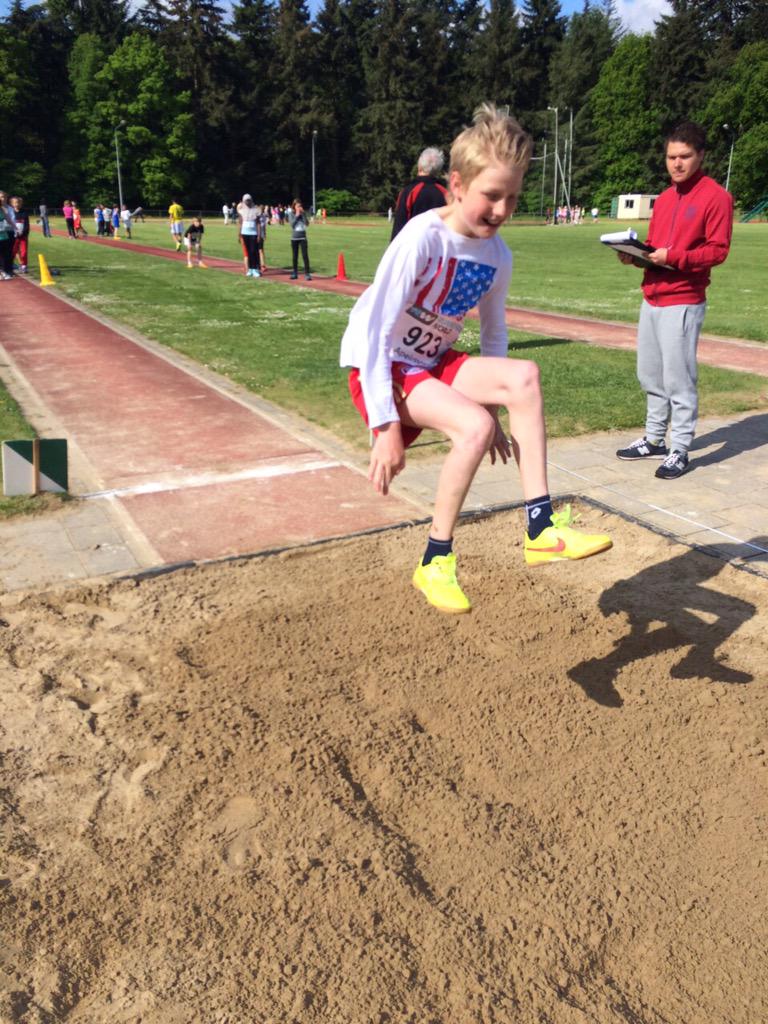 Groep 7 doet mee aan de atletiekdag bij AV'34. Heerlijk om de dag zo sportief te starten.😊