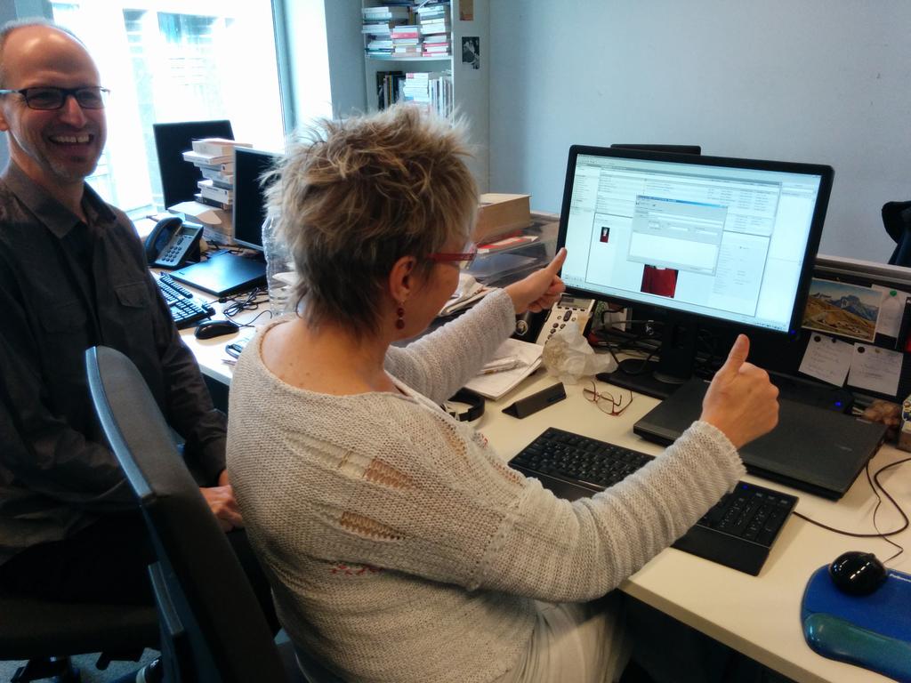 codip's tweet photo. Grand moment à la rédaction du @lesoir , @Beadelvaux crée elle-même son article web #reversepublishing w/@DDartois http://t.co/ZRxCpKZTTn