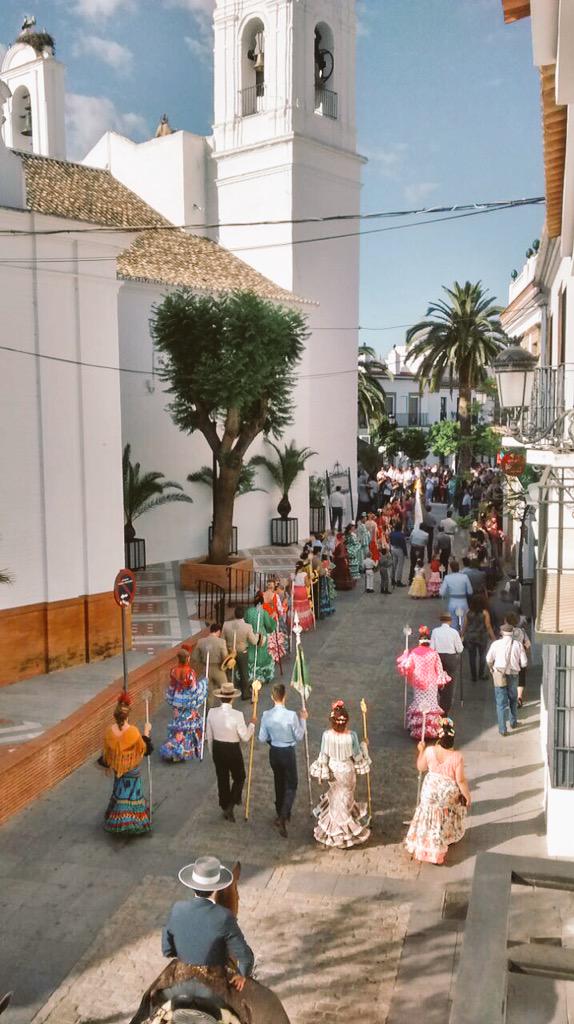 Ya se van mis gentes, entre callejuelas, con un rumbo fijo, se alejan se alejan, se van para el #Rocio2015 #Almonte