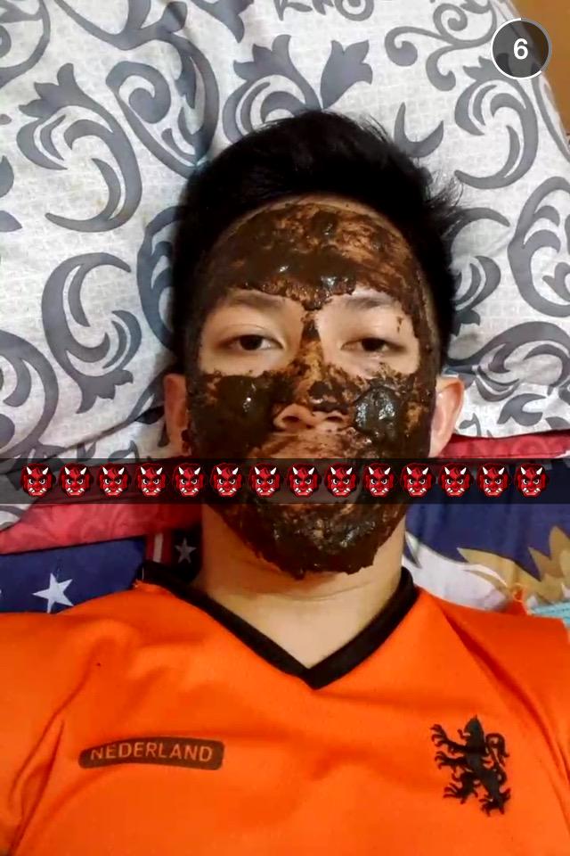 HZ_JKT's tweet photo. aa @harrimandDragon sedang maskeran wajah hehe 😂😂 http://t.co/c3ocVnNlkr