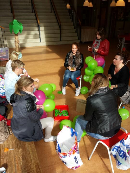 RBbml's tweet photo. De versiergroep voor de feestelijke #opening van #IKC de Regenboog in volle actie. #bemmel #lingewaard http://t.co/1q1j31t24H