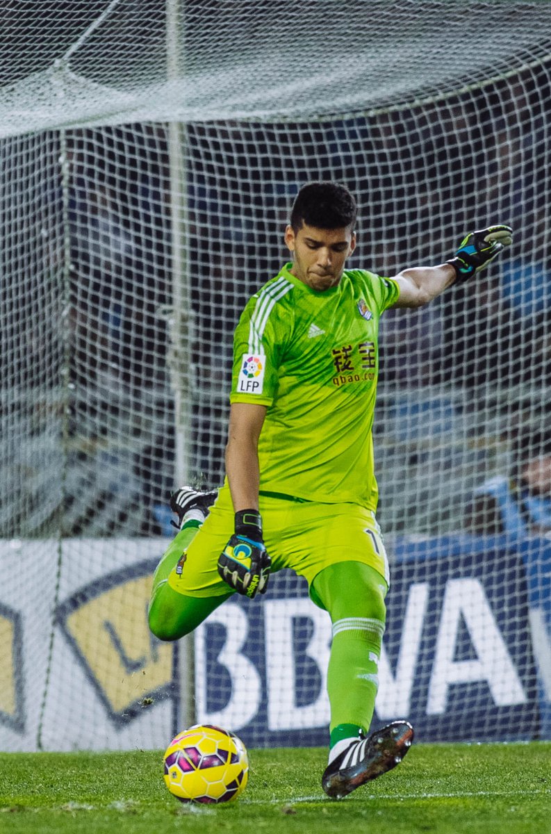 RealSociedadEUS's tweet photo. .@gerorulli jokalari txuri-urdinak urteak betetzen ditu gaur. Zorionak!! #RealSociedad http://t.co/GDDObVGTfo