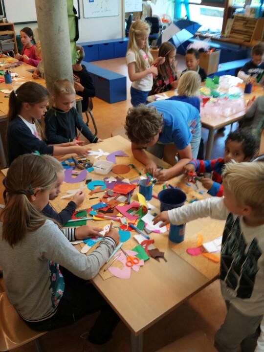 RBbml's tweet photo. De kinderen knutselen er lustig op los. #IKC #bemmel #regenboog http://t.co/qjFn3sVFCr