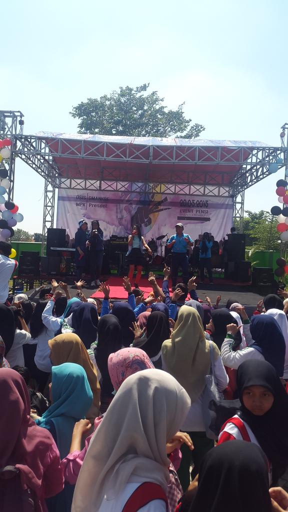 run_glowParty's tweet photo. Goyaaaang duluuu guys 😎😙 @Smankrez_SDA #SelebeEventOrganizer http://t.co/V5uEKzizdN