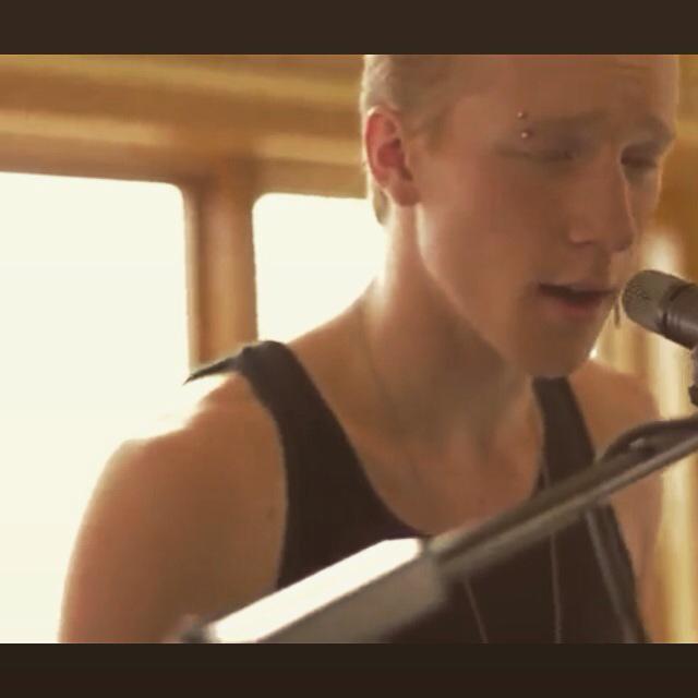LivingUnderhill's tweet photo. Recorded a #SunroomSession with @Pseudoubt listen my sweeties http://t.co/IwwNozYMOt http://t.co/usGkEDlsDH