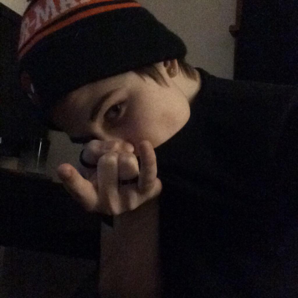 murdxrized's tweet photo. rare pic of me in a beanie http://t.co/BAkkz49rUo