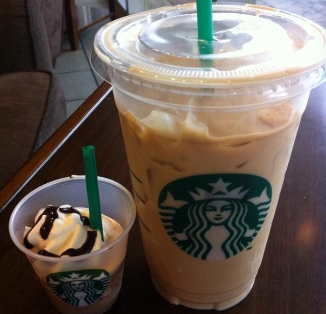 Кофе старбакс карамельный фраппучино. Starbucks фраппучино карамельный. Сквиши мороженое. Утенок с марожтном. Starbucks frappuccino vanilla.