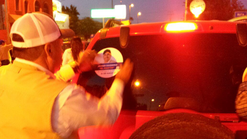 JavierDagnino's tweet photo. #CalcaxCalca en el volanteo por un mejor #Distrito06 #ConElMaster #SiSeHace @JuanPedroFlores @patrixiamorales http://t.co/mbfZQC7bUp