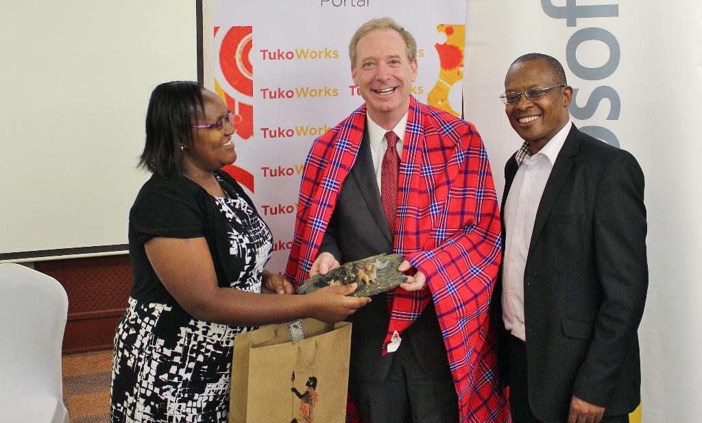 BradSmi's tweet image. Benefitting from the generosity of NGO partners in Nairobi. I've never worn this with a suit before! #Youthspark