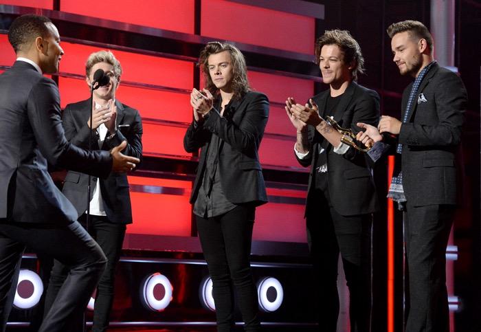 1D_24hNews's tweet photo. One Direction during the #BBMAs2015 on 17th may ❤️😍
#OneDirectionOnBBMAs #BBMAs #Billboards2015 #NoControlDay #four http://t.co/i361yiIBz2