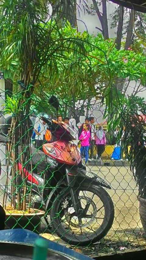 SMKSBofficial's tweet photo. Budaya apa SMK SELAYANG BHARU ni sekarang . Budak perempuan pun bergaduh . Zaman aku dulu takda sampai mcm ni . http://t.co/kr6RXuUtKf