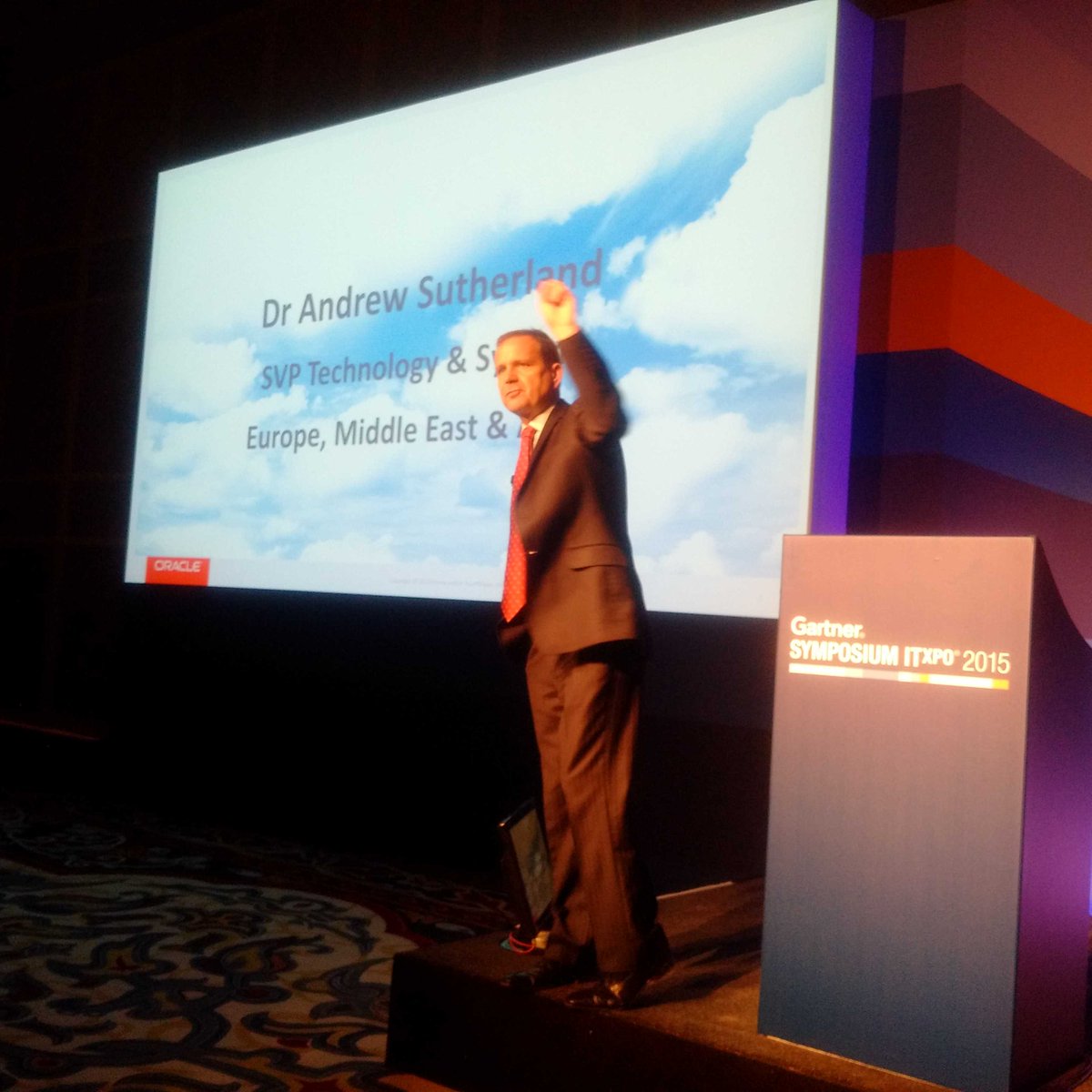 sunita_hadani's tweet photo. #Andrewsutherland at #Oracle Private Cloud Session http://t.co/6p9TM156C0