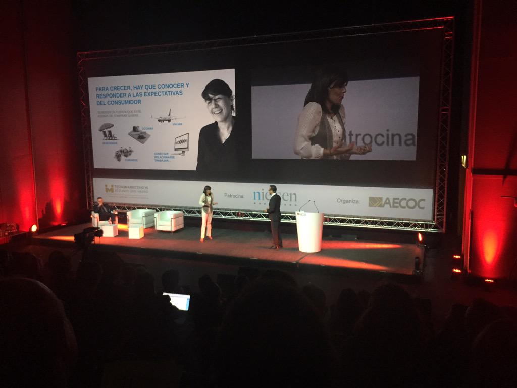 Nielsen_InigoGA's tweet photo. Una "consumidora" cuestiona a @Gustweeted sobre la posición del consumidor en la industria  @Nielsen_Spain #tmkt15 http://t.co/FVFZvsZTm9