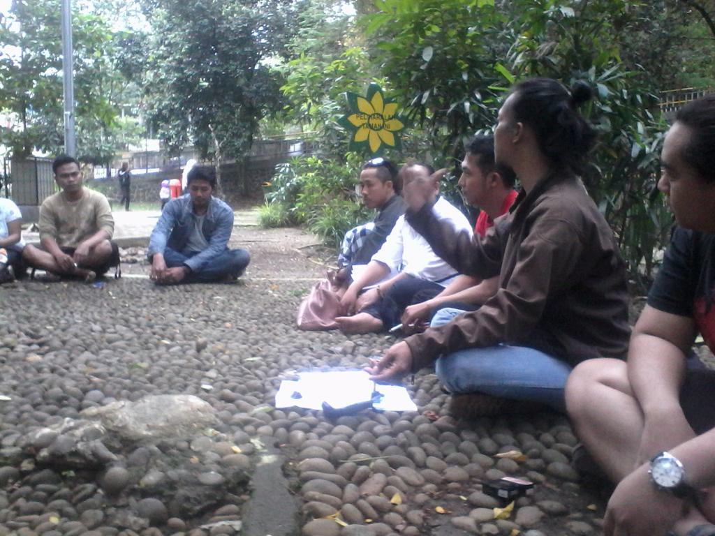 putra_herie's tweet photo. Dialog taman ReKKaM http://t.co/dFDGi6ErC9