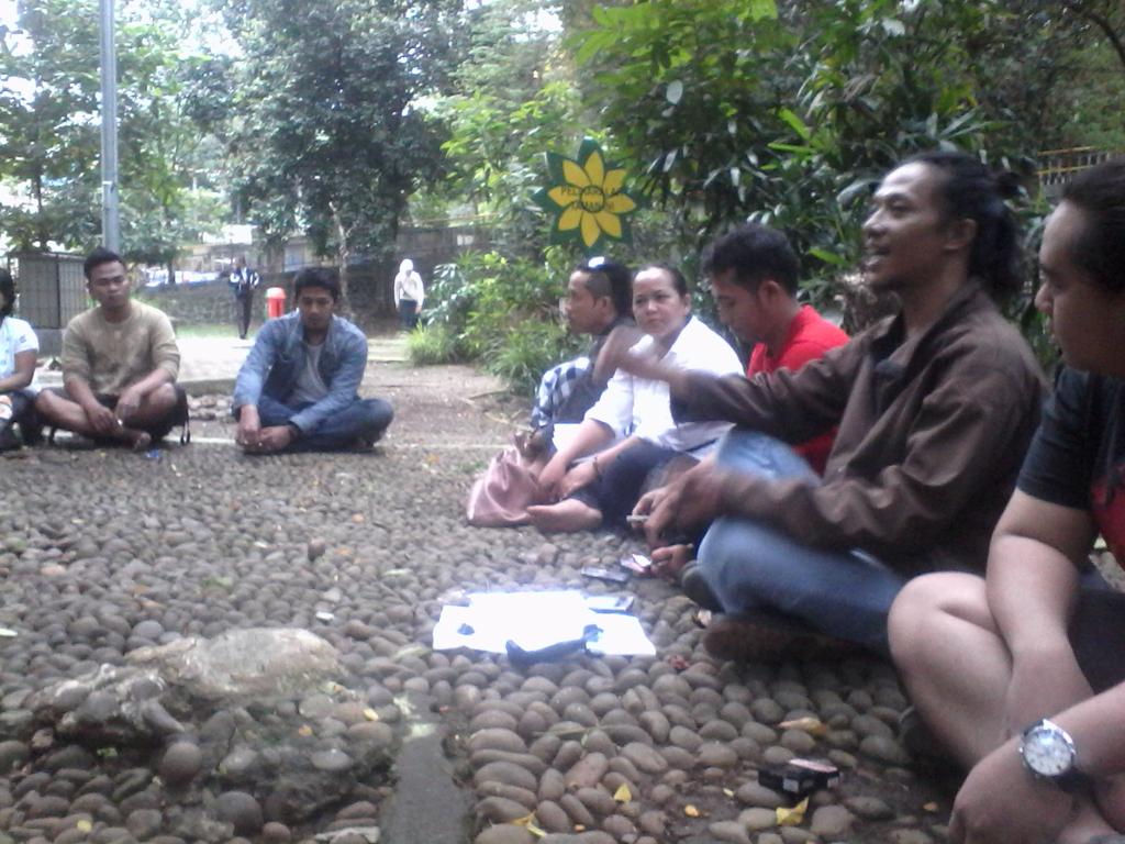 putra_herie's tweet photo. Dialog taman ReKKaM http://t.co/dFDGi6ErC9