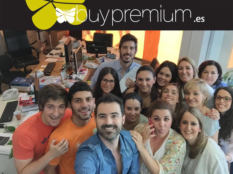 Buypremium's tweet photo. Compartiendo la felicidad con la mas grande @crisph88 y gracias a @CADENA100. #ElCumpleañosDeLos1000Euros http://t.co/JIgBiK1BQ6